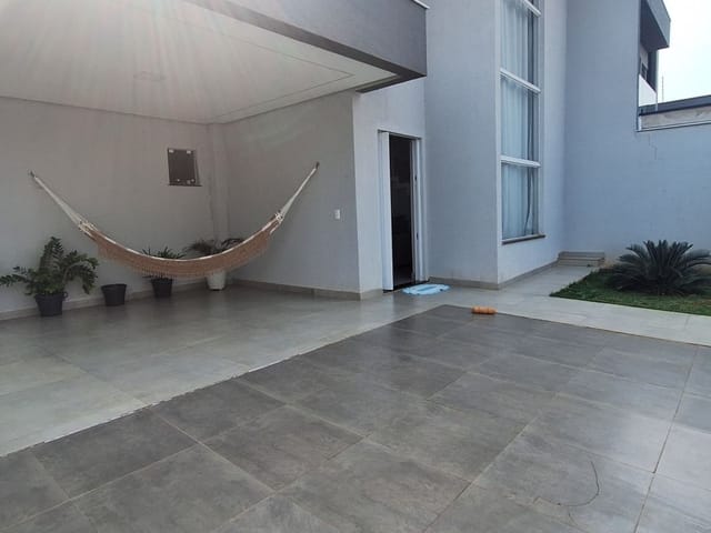 Casa com 300m² 4 quartos e 4 banheiros, à venda, no bairro Residencial das Torres em Cambé