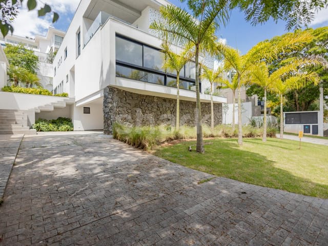 Casa com 865m² 4 quartos e 6 banheiros, à venda, no bairro Alphaville em Santana de Parnaíba