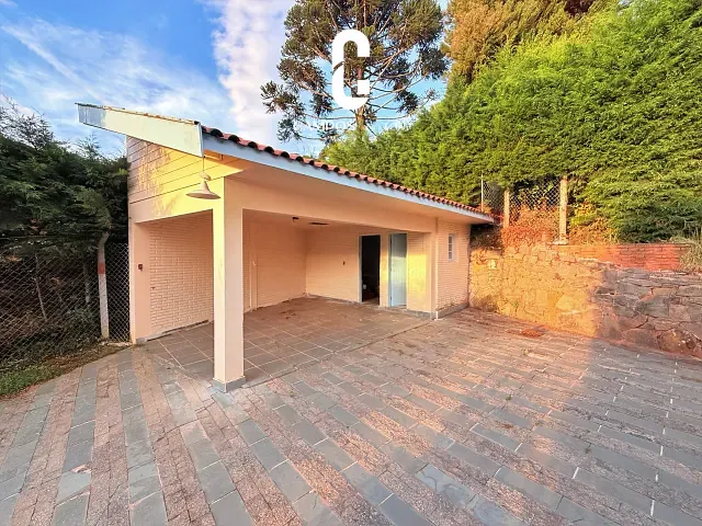 Casa com 1000m² 3 quartos e 4 banheiros, à venda, no bairro Vale da Mantiqueira em Campos do Jordão