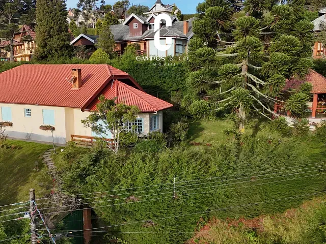 Casa com 1000m² 3 quartos e 4 banheiros, à venda, no bairro Vale da Mantiqueira em Campos do Jordão