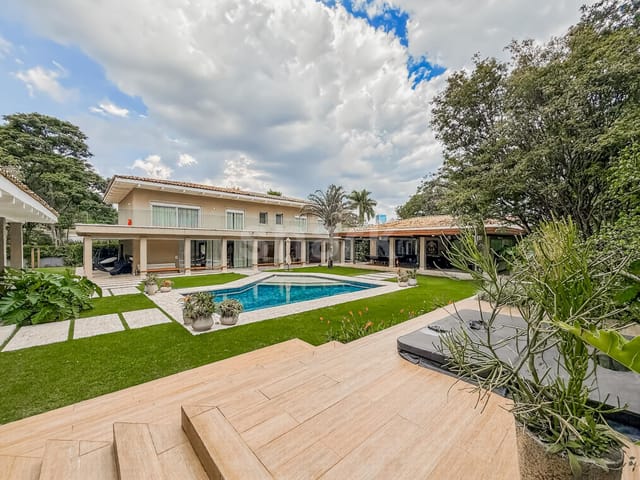 Casa com 1780m² 5 quartos e 8 banheiros, à venda ou para alugar, no bairro Alphaville Residencial Um em Barueri