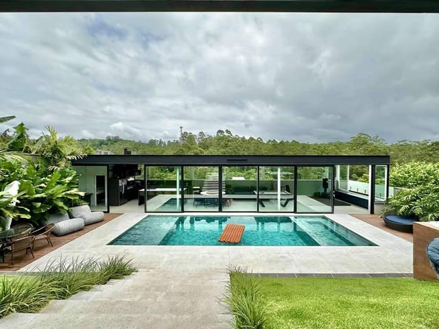 Casa com 681m² 4 quartos e 7 banheiros, à venda, no bairro Jardim Indaiá em Embu das Artes