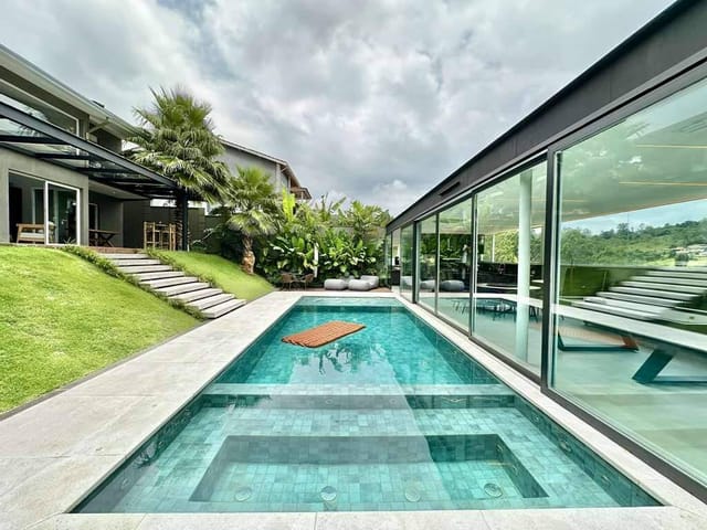 Casa com 681m² 4 quartos e 7 banheiros, à venda, no bairro Jardim Indaiá em Embu das Artes