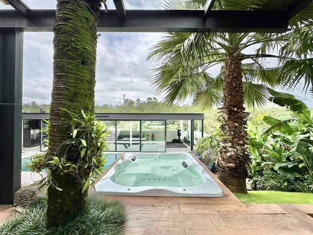 Casa com 681m² 4 quartos e 7 banheiros, à venda, no bairro Jardim Indaiá em Embu das Artes