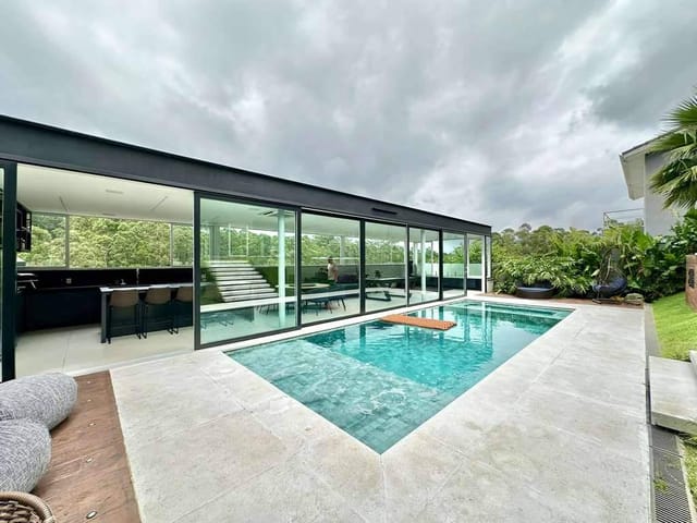 Casa com 681m² 4 quartos e 7 banheiros, à venda, no bairro Jardim Indaiá em Embu das Artes