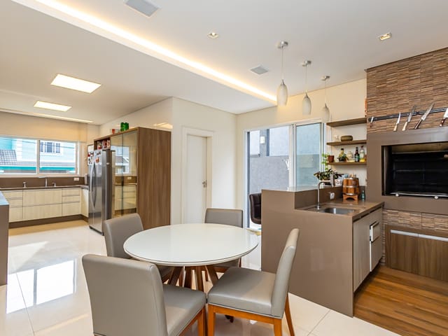 Casa com 390m² 3 quartos e 5 banheiros, à venda, no bairro Umbará em Curitiba