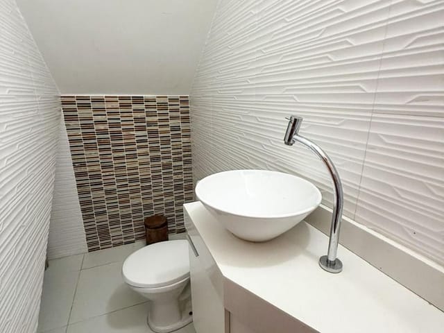 Casa com 180m² 3 quartos e 3 banheiros, à venda, no bairro Granja dos Cavaleiros em Macaé