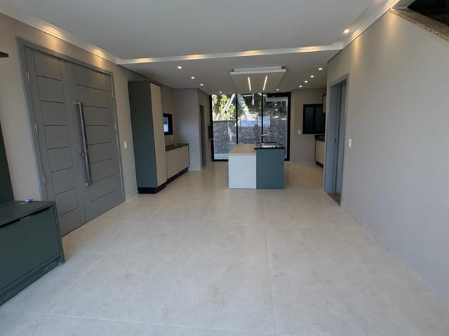 Casa 3 quartos e 2 banheiros, para alugar, no bairro Cachoeira do Bom Jesus em Florianópolis