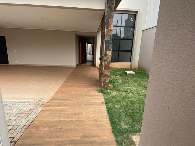 Casa com 300m² 3 quartos e 4 banheiros, à venda, no bairro Seis de Agosto em Cambé