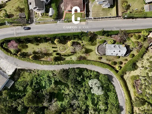 Casa com 1720m² 3 quartos e 2 banheiros, à venda, no bairro Manancial em Campos do Jordão