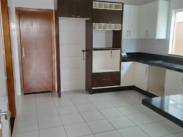 Casa 5 quartos e 6 banheiros, para alugar, no bairro Esperança em Londrina