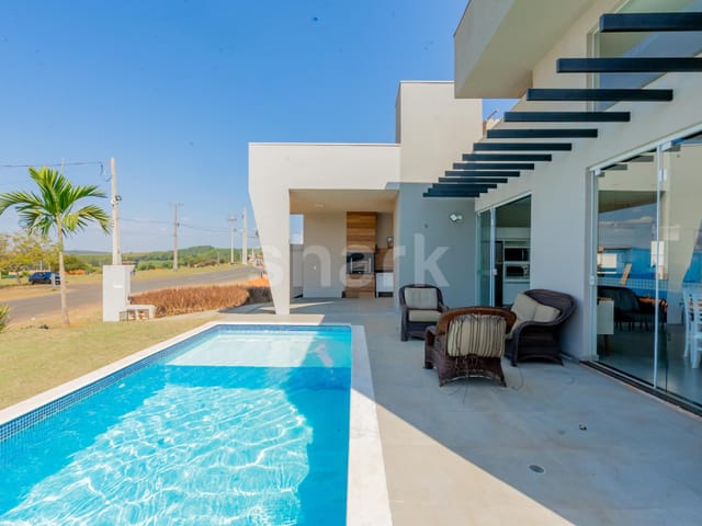 Casa com 900m² 4 quartos e 6 banheiros, à venda, no bairro Paranapanema em Paranapanema