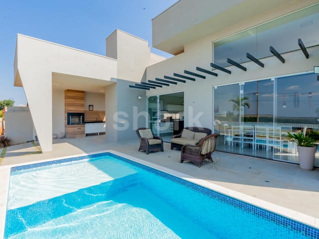 Casa com 900m² 4 quartos e 6 banheiros, à venda, no bairro Paranapanema em Paranapanema