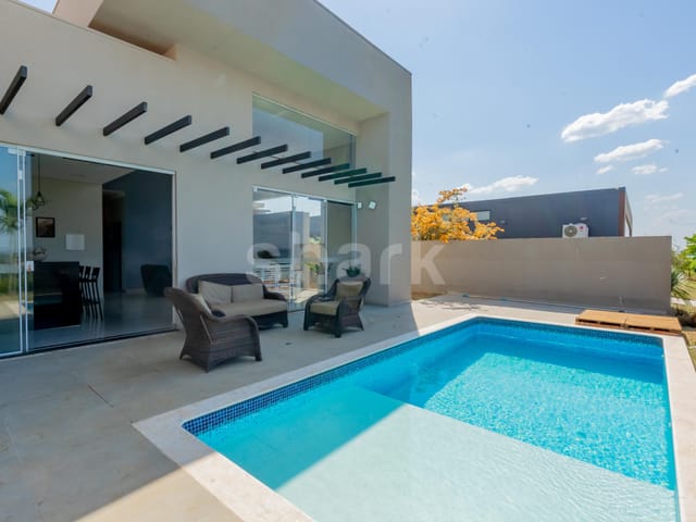 Casa com 900m² 4 quartos e 6 banheiros, à venda, no bairro Paranapanema em Paranapanema