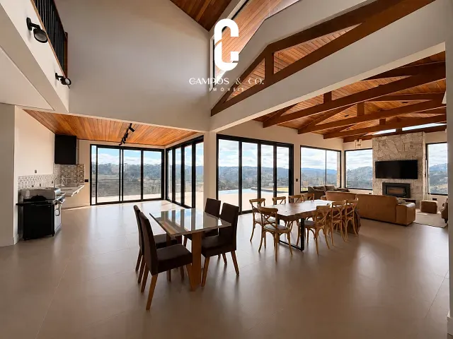 Casa com 2520m² 5 quartos e 8 banheiros, à venda, no bairro Condomínio Iporanga em Campos do Jordão