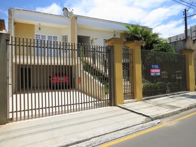 Casa com 520m² 3 quartos e 4 banheiros, à venda, no bairro Centro em Ponta Grossa