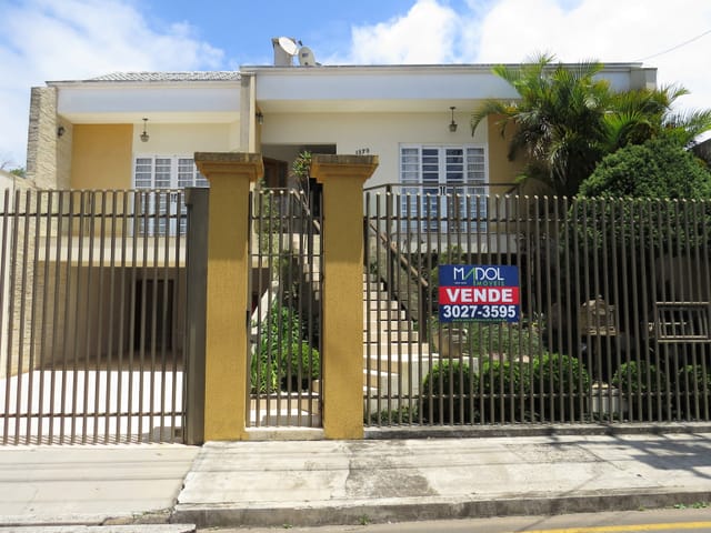 Casa com 520m² 3 quartos e 4 banheiros, à venda, no bairro Centro em Ponta Grossa