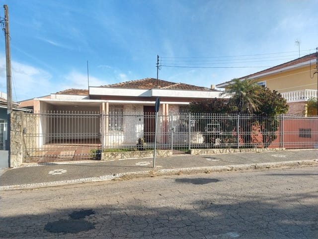 Locação - Casa com 3 quartos (sendo 1 suíte), 2 vagas, Churrasqueira, Quintal Amplo, 280 m² - Órfãs, Ponta Grossa.