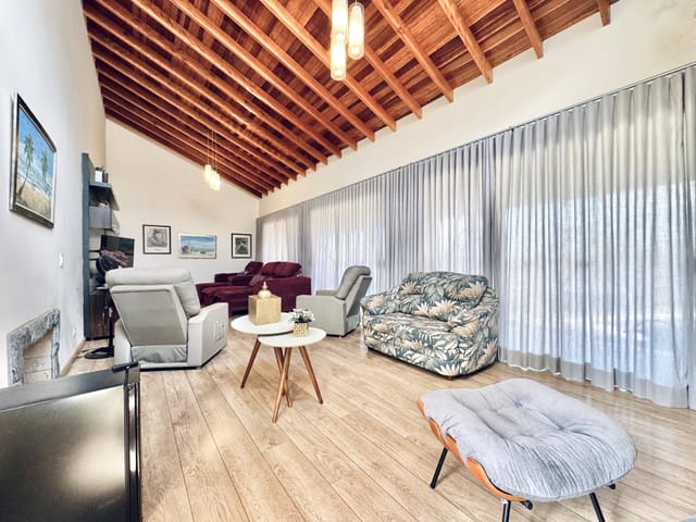 Casa com 1500m² 3 quartos e 4 banheiros, à venda, no bairro Estância Cabral em Cambé