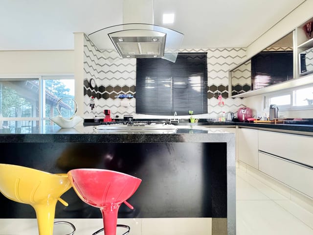 Casa com 1500m² 3 quartos e 4 banheiros, à venda, no bairro Estância Cabral em Cambé