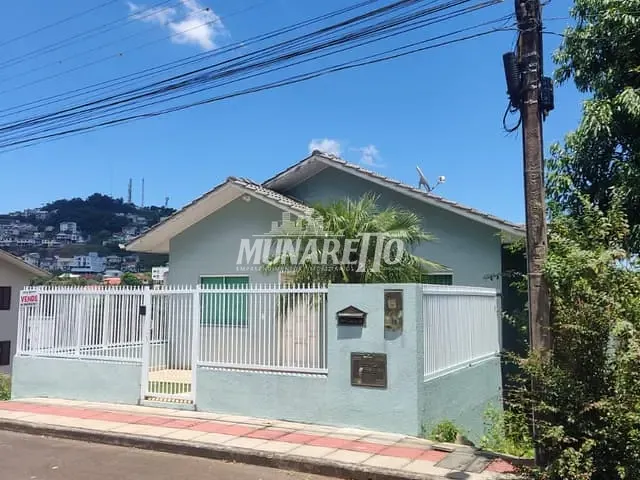 Casa com 300m² 3 quartos e 2 banheiros, à venda, no bairro Parque De Exposições em concordia