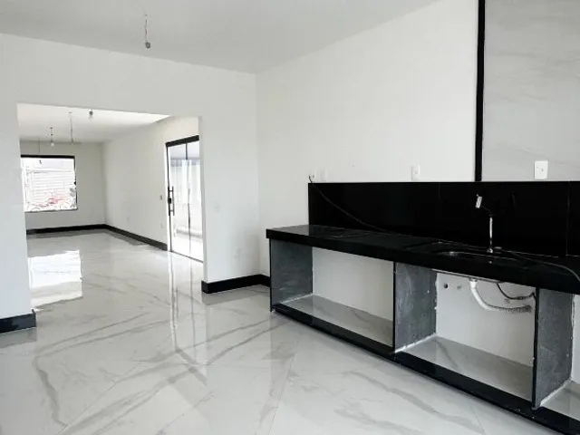 Casa com 326m² 4 quartos e 4 banheiros, à venda, no bairro Vale dos Cristais em Macaé