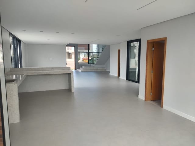 Casa com 250m² 4 quartos e 6 banheiros, à venda, no bairro Gleba Ribeirão Limeiro em Londrina