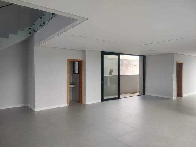 Casa com 250m² 4 quartos e 6 banheiros, à venda, no bairro Gleba Ribeirão Limeiro em Londrina