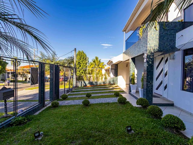 Casa com 413m² 5 quartos e 5 banheiros, à venda, no bairro Uberaba em Curitiba