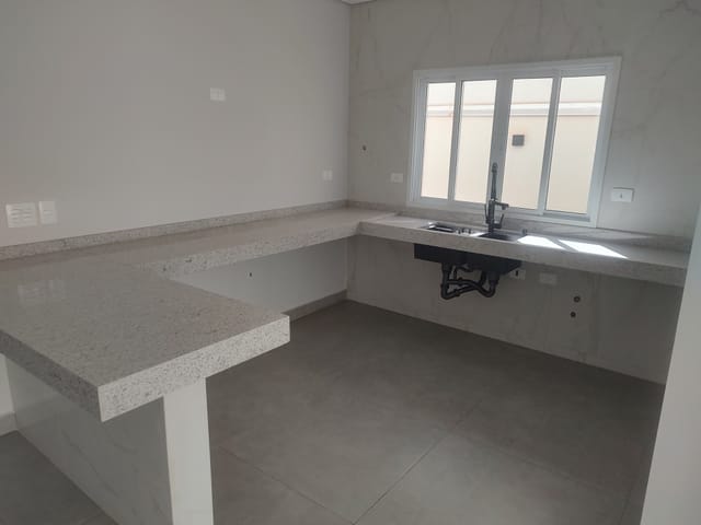 Casa com 250m² 3 quartos e 3 banheiros, à venda, no bairro Gleba Simon Frazer em Londrina