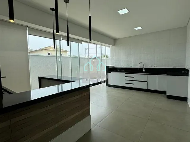 Casa com 300m² 3 quartos e 2 banheiros, à venda, no bairro Jardim Santa Teresa em Taubaté