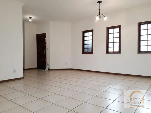 Casa com 410m² 4 quartos e 4 banheiros, à venda, no bairro Jardim Siriema em Atibaia