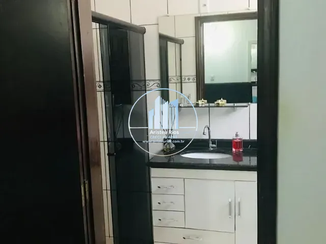 Casa com 300m² 5 quartos e 5 banheiros, à venda, no bairro Santo Ivo em Pouso Alegre