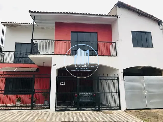 Casa com 300m² 5 quartos e 5 banheiros, à venda, no bairro Santo Ivo em Pouso Alegre