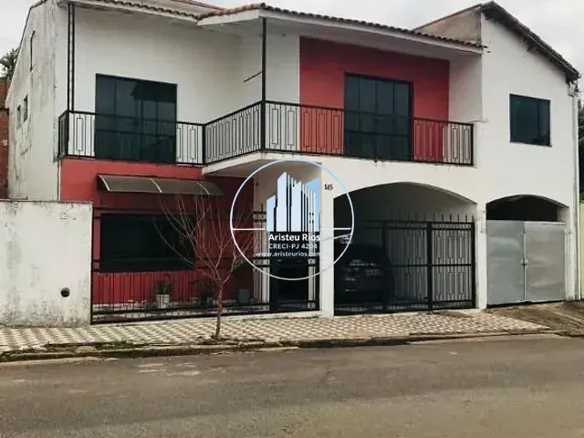 Casa com 300m² 5 quartos e 5 banheiros, à venda, no bairro Santo Ivo em Pouso Alegre