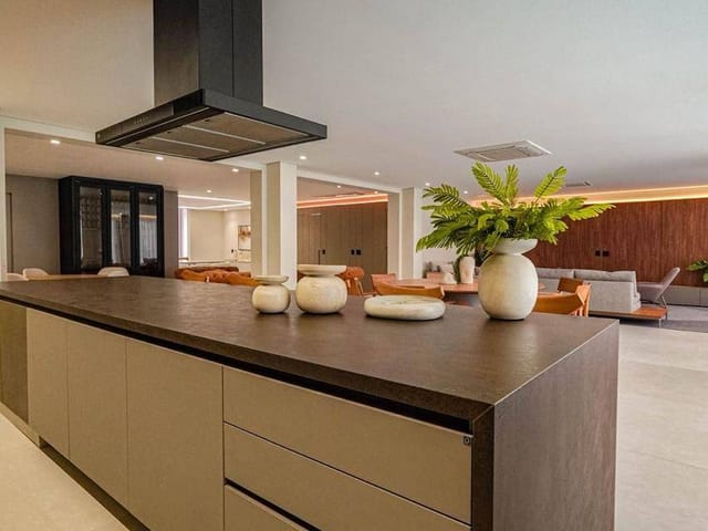 Casa com 788m² 4 quartos e 7 banheiros, à venda ou para alugar, no bairro Tamboré em Santana de Parnaíba