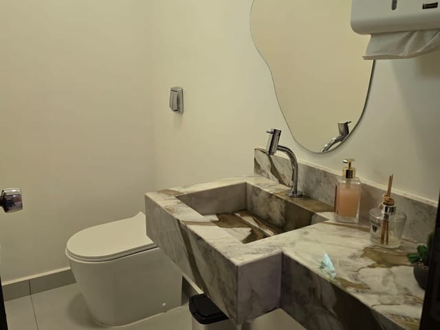 Casa com 360m² 3 quartos e 4 banheiros, à venda, no bairro Quebec em Londrina