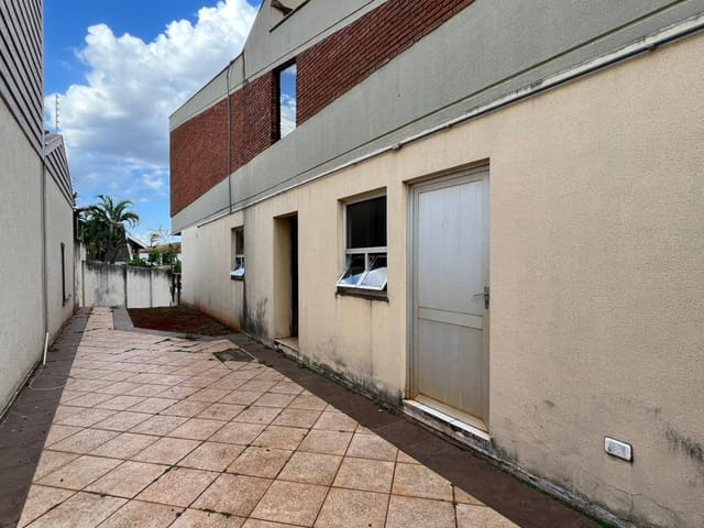 Casa com 4000m² 7 quartos e 1 banheiro, para alugar, no bairro Bela Suiça em Londrina