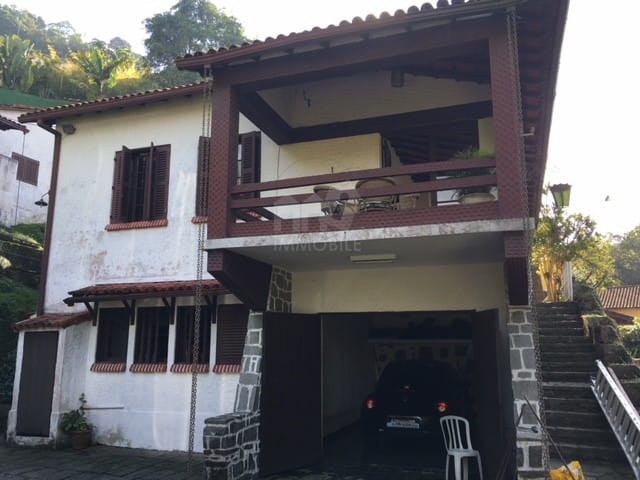 Casa com 1500m², à venda, no bairro Valparaíso em Petrópolis