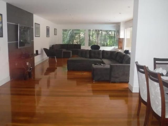 Casa com 1995m² 5 quartos e 8 banheiros, à venda ou para alugar, no bairro Alphaville em Barueri