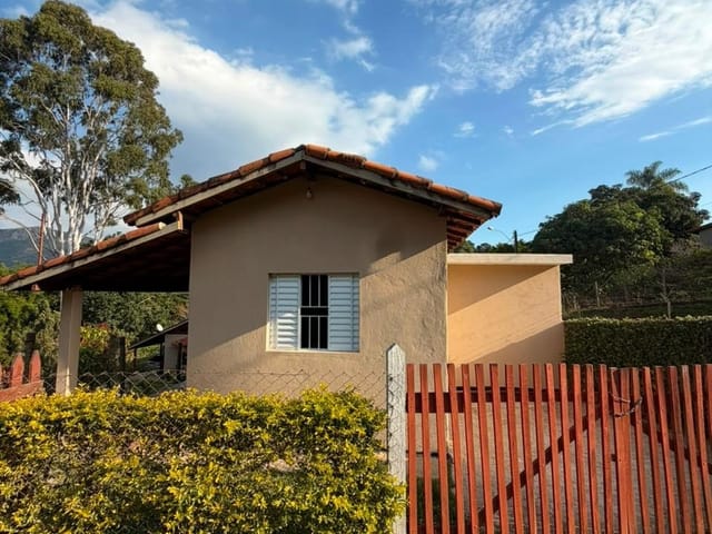 Casa 2 quartos e 1 banheiro, para alugar, no bairro Pessegueiros em Extrema