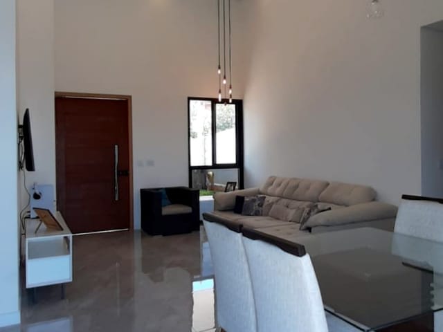 Casa com 489m² 3 quartos e 4 banheiros, à venda, no bairro Village Mantiqueira em Guaratinguetá