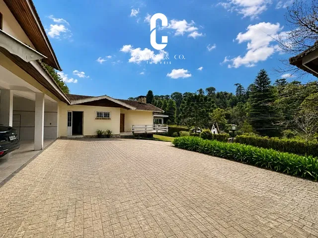 Casa com 1000m² 3 quartos e 3 banheiros, à venda, no bairro Alto do Capivari em Campos do Jordão