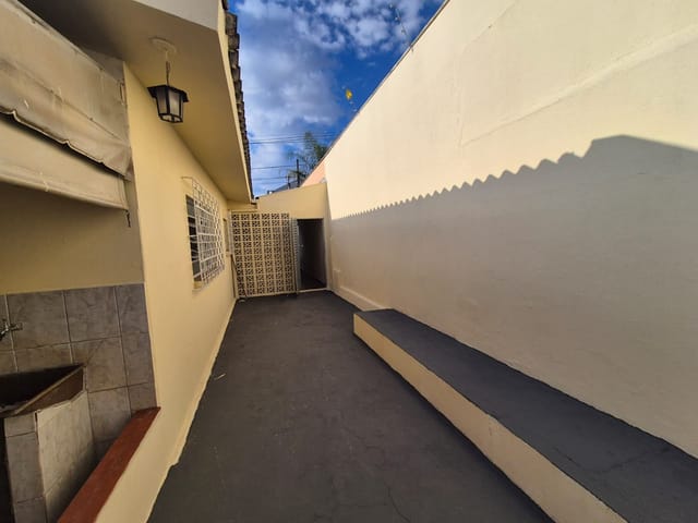 Casa 3 quartos e 2 banheiros, para alugar, no bairro Jardim Higienópolis em Londrina