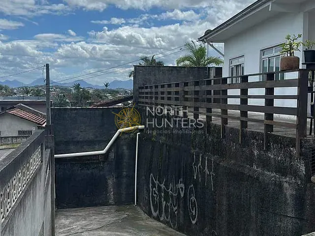 Casa com 110m² 3 quartos e 4 banheiros, à venda ou para alugar, no bairro Guanabara em Joinville