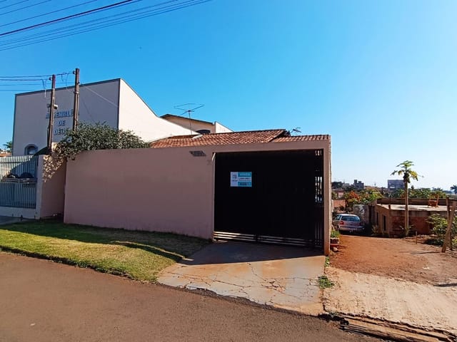 Casa com 250m² 3 quartos e 1 banheiro, à venda, no bairro Conjunto Habitacional Doutor Jose dos Santos Rocha em Cambé