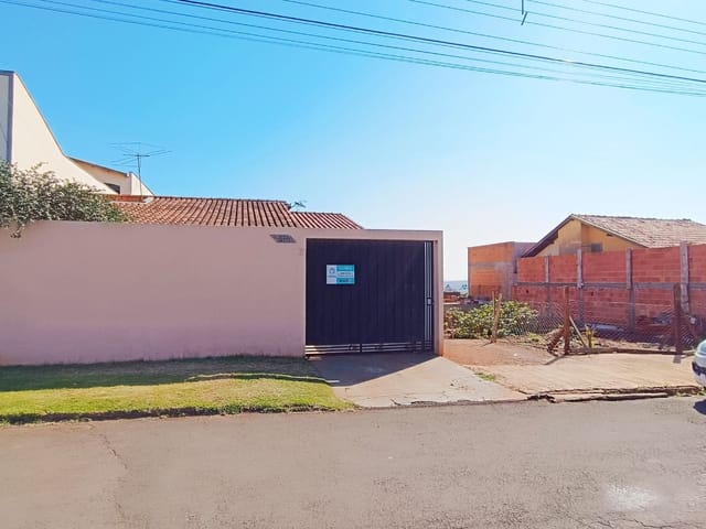 Casa com 250m² 3 quartos e 1 banheiro, à venda, no bairro Conjunto Habitacional Doutor Jose dos Santos Rocha em Cambé