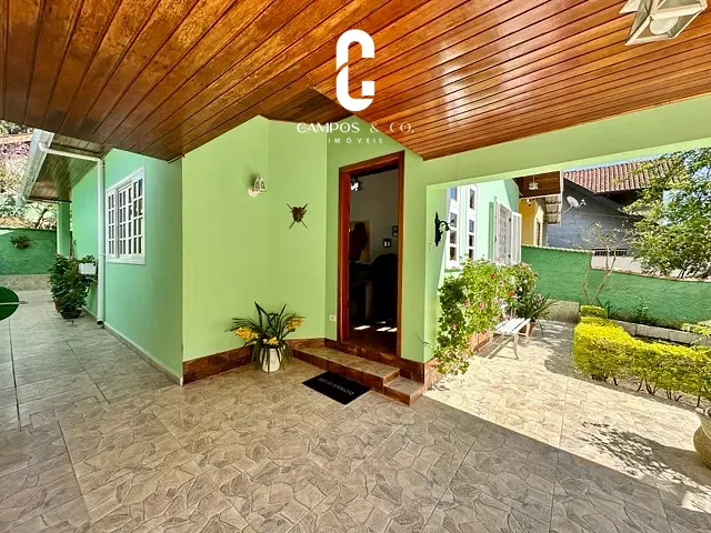 Casa com 250m² 2 quartos e 2 banheiros, à venda, no bairro Jardim Otto Baumgart em Campos do Jordão