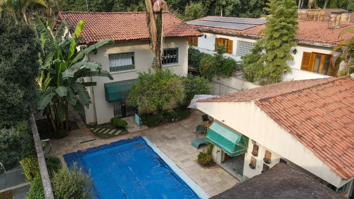 Casa para venda em Alto de Pinheiros com 4 quartos, sendo 2 suítes, 198m²