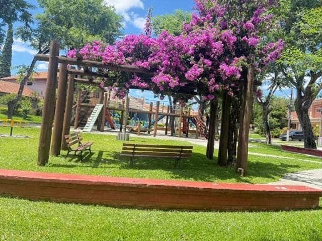 Casa com 377m² 4 quartos e 4 banheiros, à venda, no bairro Butiatuvinha em Curitiba